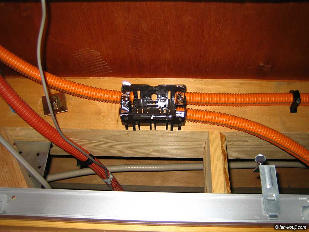 以前設置した点検口内ボックスにCD管を接続