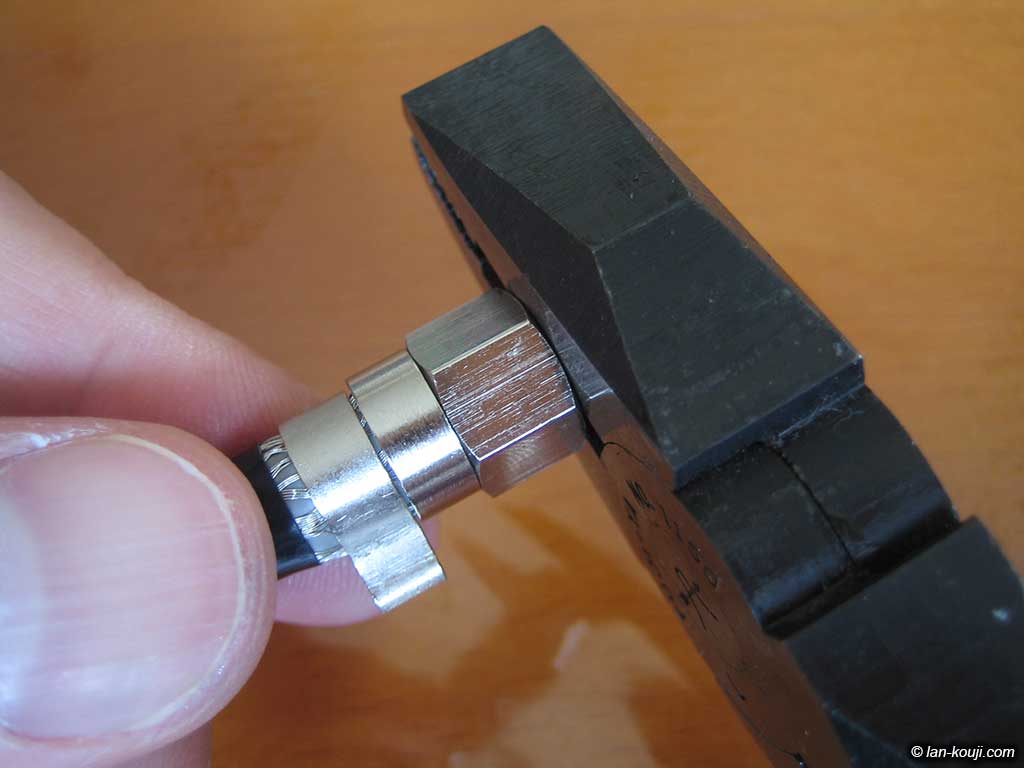 接栓から飛び出た芯線を適当にカット
