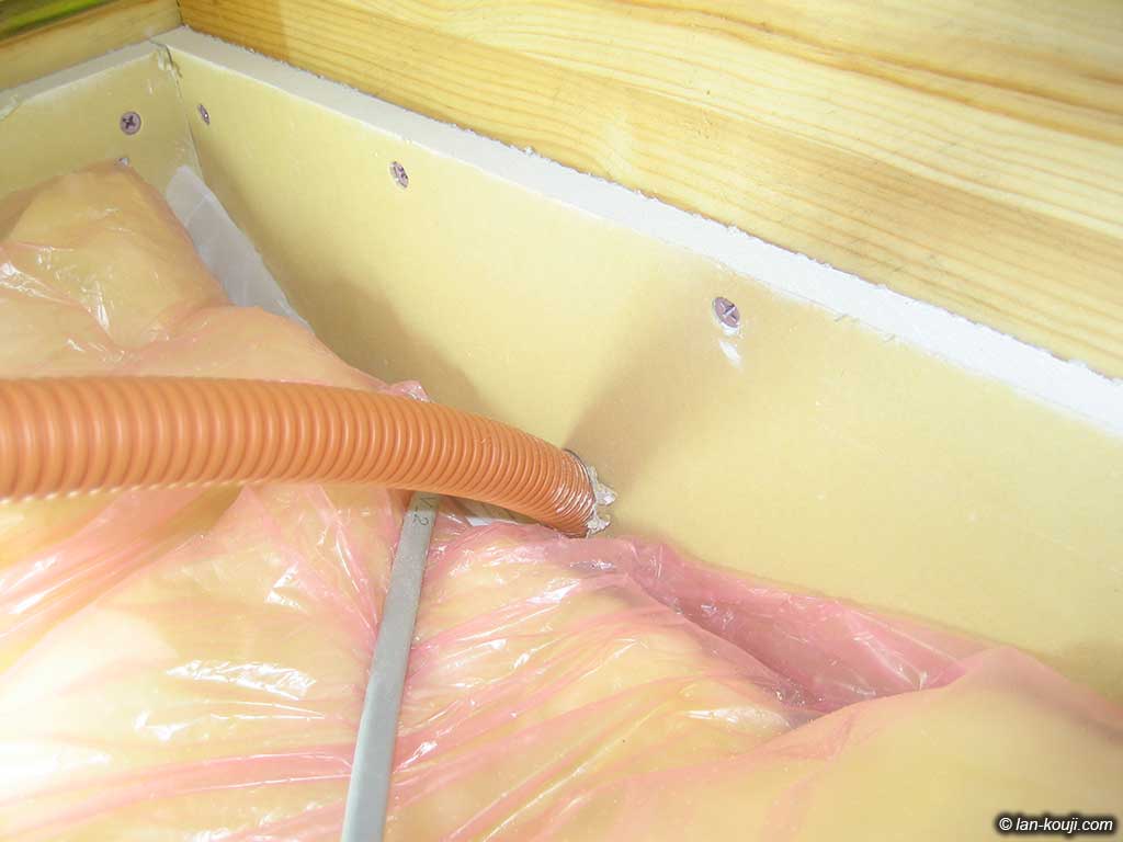 断熱材と壁材の隙間を狙って穴あけしCD管を挿入